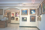la galerie d'art expose une centaine de tableaux d'artistes peintres fran&ccedil;ais cot&eacute;s pour la plupart, french artists painters renowned.